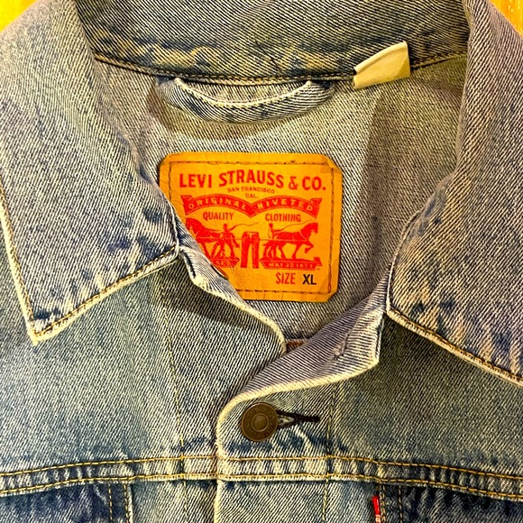 Levi’s men’s jean jacket in a light blue wash. Worn a handful of times - Picture 3 of 3
